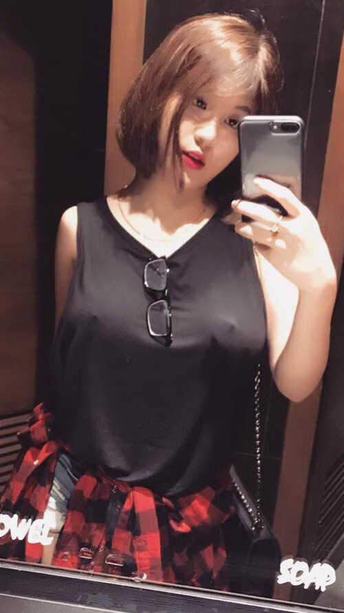 清水彰人和江村美咲担任日本代表团开幕式旗手。，清水美奈扎着两个辫子