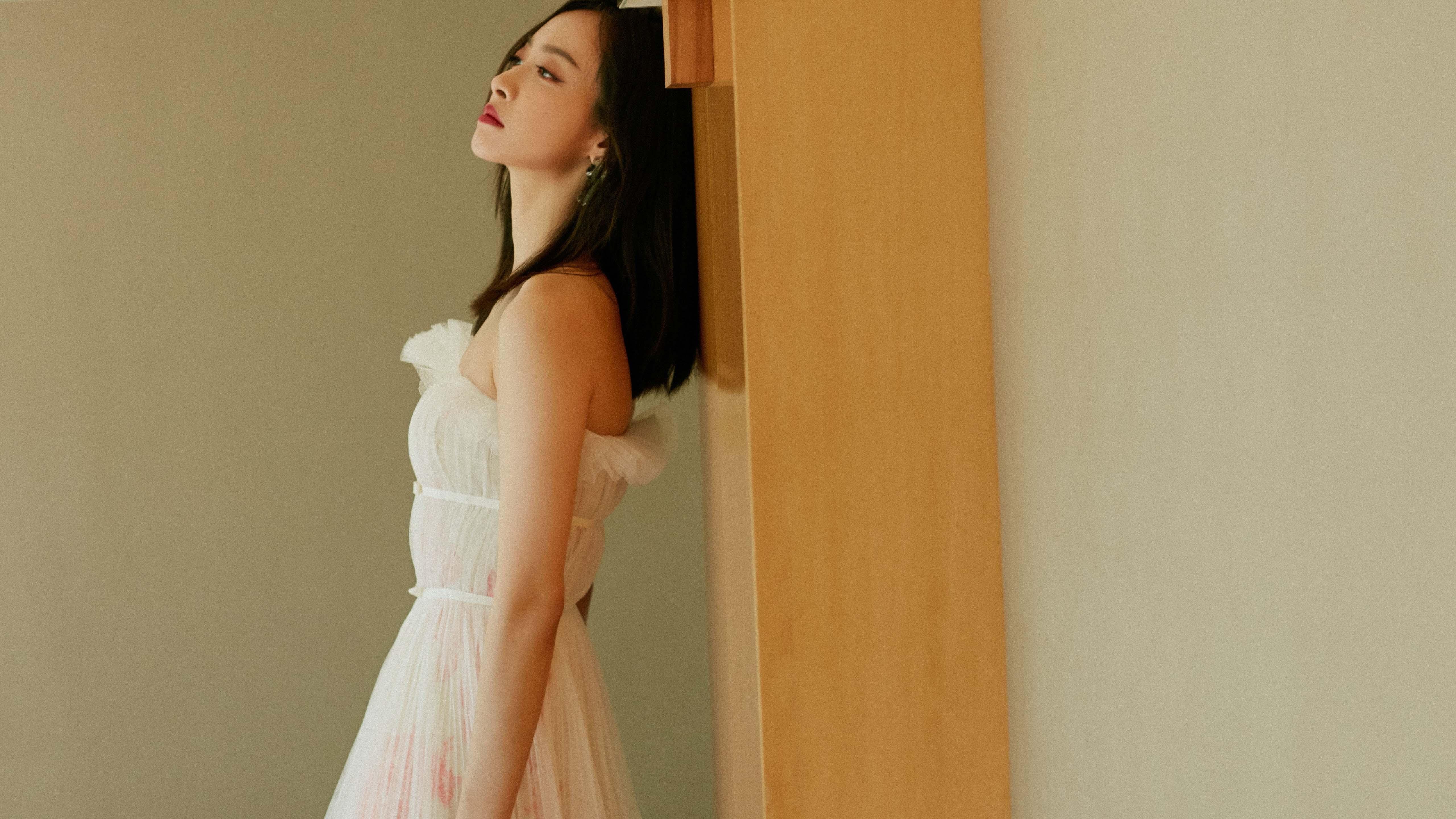 库里现场指导女儿练习基本运球动作，库里和女儿采访视频