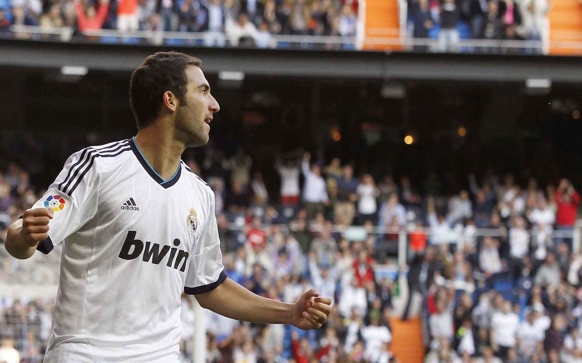 巴黎签下一名世界级中场，阵容更上一层楼，巴黎中场核心